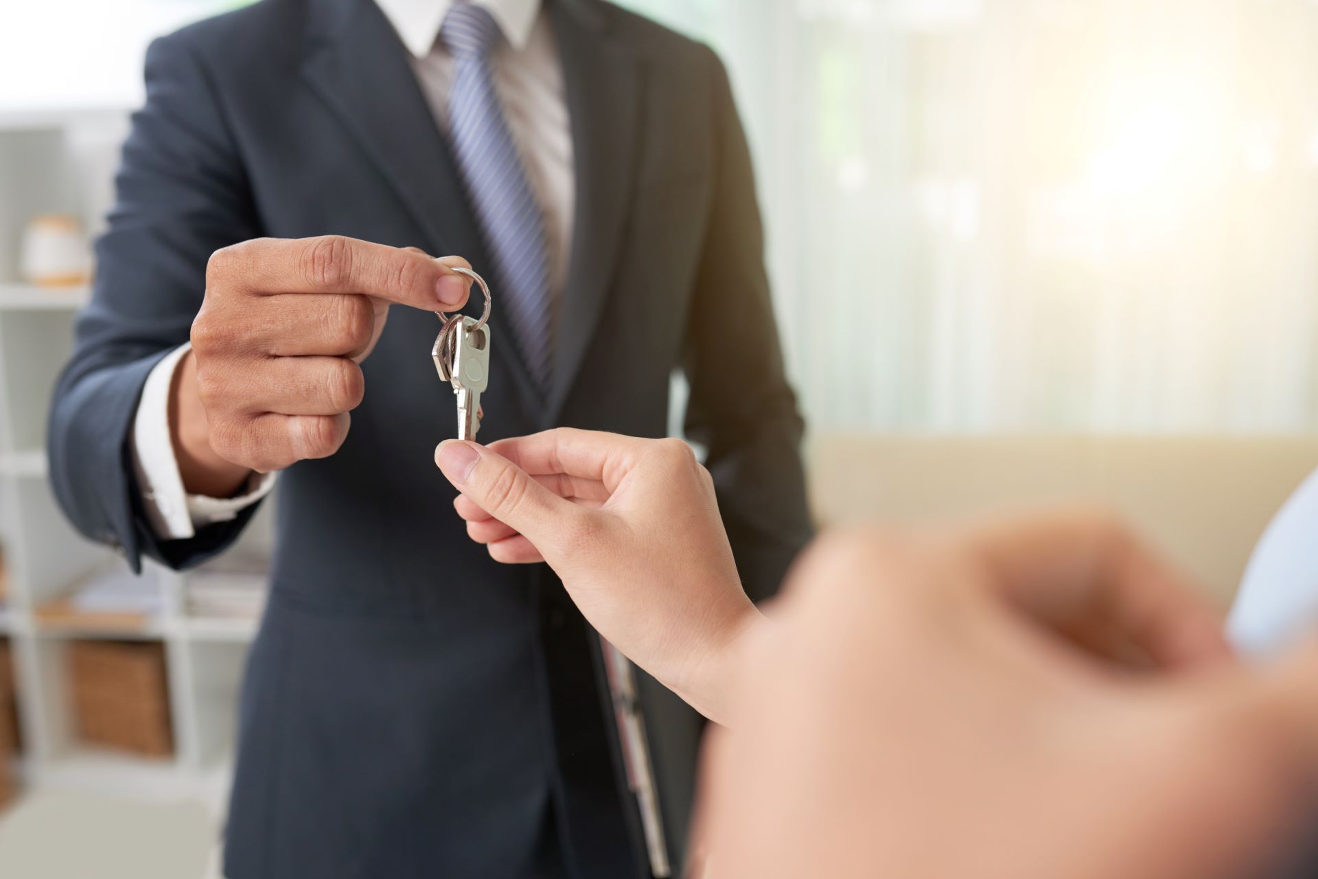 Broker Giving Keys 523759